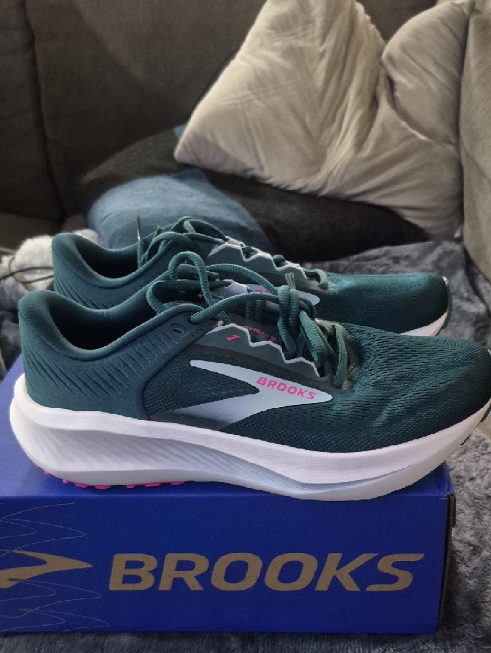 Brooks Anthem 8 Women's Running Shoes in Teal with Pink Accents - Picture 3 of 6